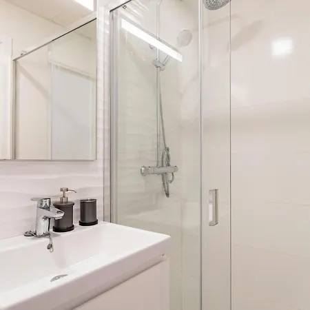 Beautiful Apartment In Fuengirola شقة